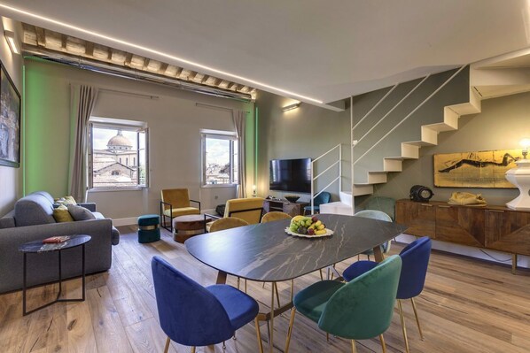 Smart TV, stereo - Gorgeous apartment with city views! Up to 8! (Firenze)