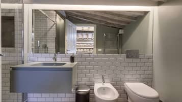 Dusche, Haartrockner, Bidet, Handtücher