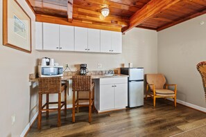 Suite studio, 1 très grand lit, balcon, vue sur l’océan | Cuisine privée | Mini-réfrigérateur, four à micro-ondes, un four, vaisselle et ustensiles