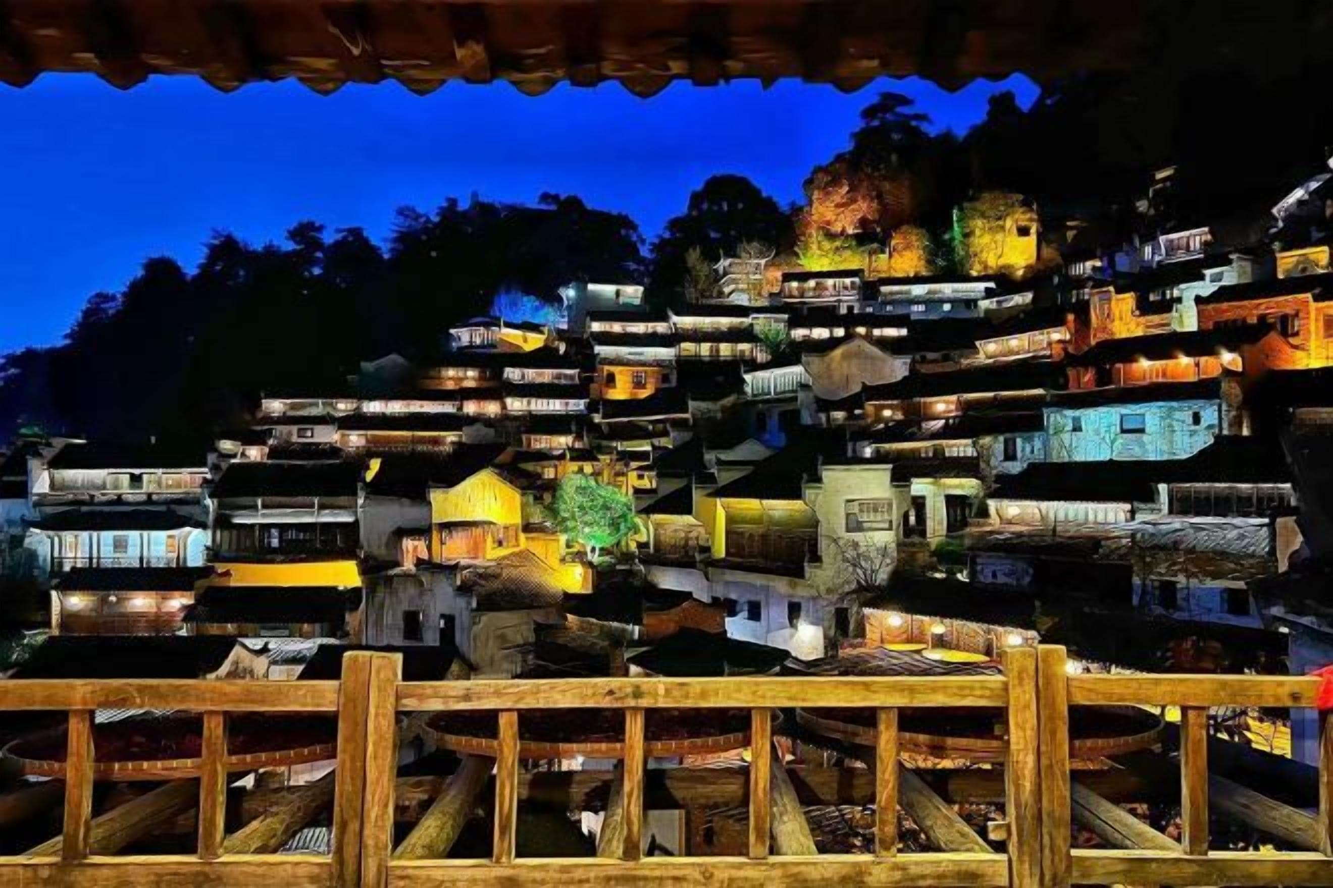 Ein traditionelles mehrstöckiges Gebäude mit einem Holzbalkon im Vordergrund.