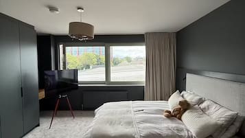 4 bedrooms, iron/ironing board, internet, bed sheets