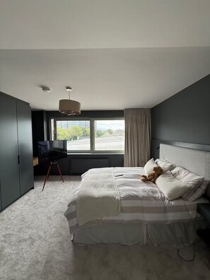 4 bedrooms, iron/ironing board, internet, bed sheets