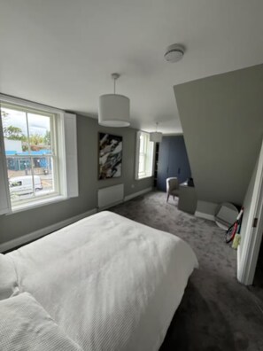 Iron/ironing board, Internet, bed sheets