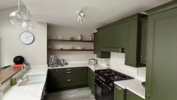 Een microgolfoven, een oven, een kookplaat, een vaatwasser