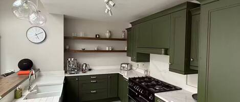 ميكروويف، فرن، موقد طهي مسطح، غسالة أطباق