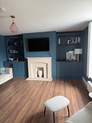 TV, fireplace