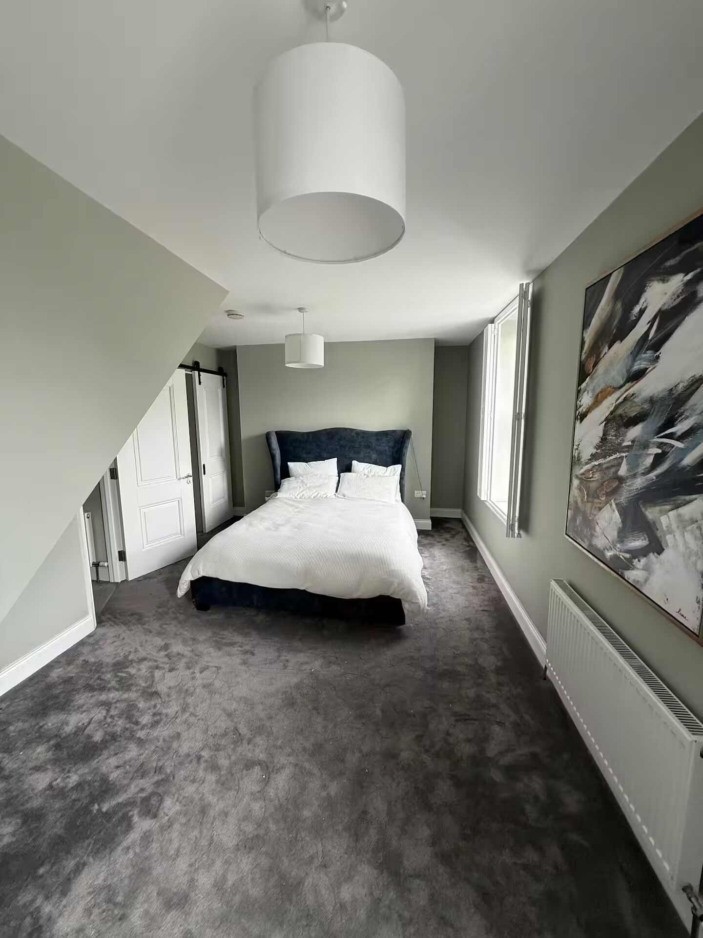 4 bedrooms, iron/ironing board, internet, bed sheets