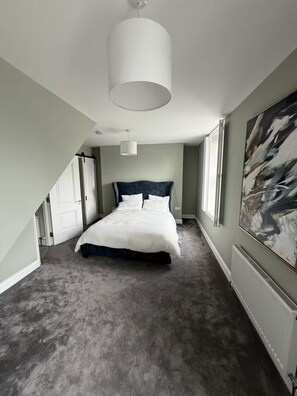 4 habitaciones, tabla de planchar con plancha, internet y ropa de cama