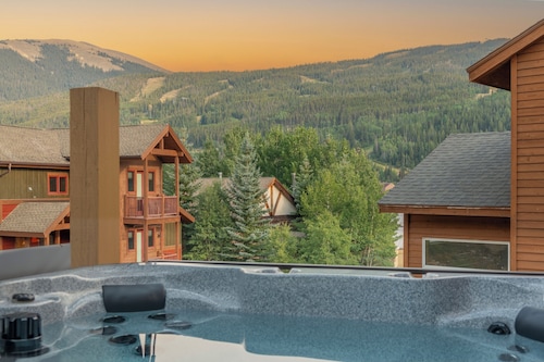 NEW 4BR home sleeps 12 in Keystone Ski Area. Private hot tub. Park 4 cars.