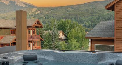 NEW 4BR home sleeps 12 in Keystone Ski Area. Private hot tub. Park 4 cars.