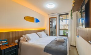 A hotel room with a bed, a bedside table, a mirror, and a window with curtains. - 2 Suite Apartment in Condo With Pool Eko0008 (Camaçari)