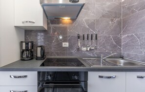 Fridge, oven, stovetop, dishwasher