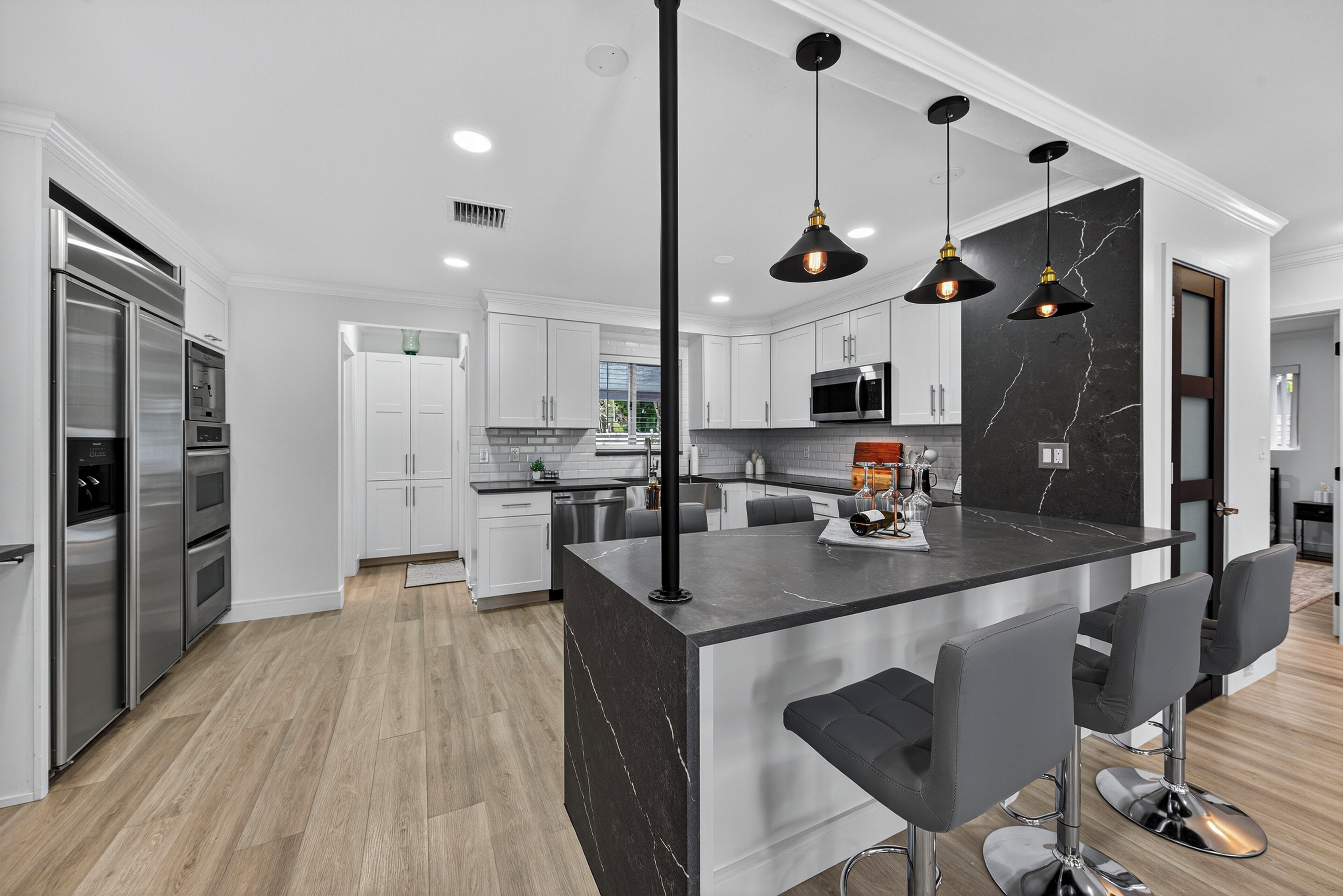 Micro-ondes, four, plaque de cuisson, lave-vaisselle