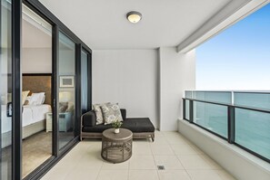 2 chambres, coffres-forts dans les chambres, fer et planche à repasser