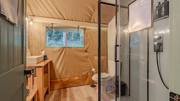 Een douche, een haardroger, handdoeken