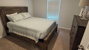 4 bedrooms, iron/ironing board, WiFi, bed sheets