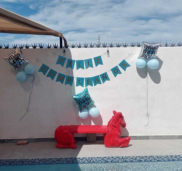 Zona de piscina con un cartel que dice