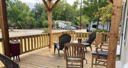 Nestle Inn-centrally located-walk to historic town Square-Big Rocks park & more