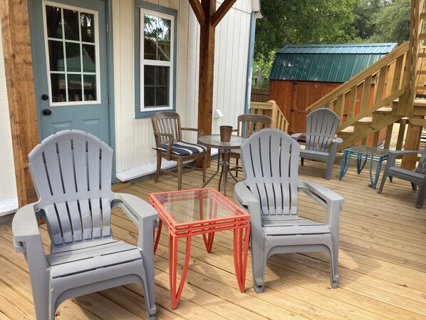 Terrace/patio - Nestle Inn-centrally located-walk to historic town Square-Big Rocks park & more (Glen Rose)