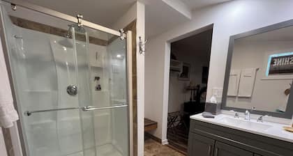 Nestle Inn-centrally located-walk to historic town Square-Big Rocks park & more