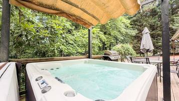 Bañera de hidromasaje al aire libre
