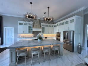 Microwave, oven, stovetop, dishwasher - Luxury Waterfront Retreat – Kayaks, Jet Skis, Biking & Beaches at Your Back Door (Nokomis)