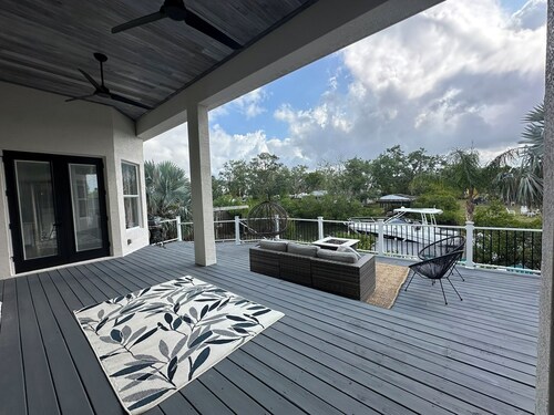 Luxury Waterfront Retreat – Kayaks, Jet Skis, Biking & Beaches at Your Back Door