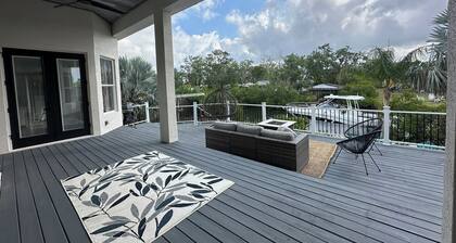 Luxury Waterfront Retreat – Kayaks, Jet Skis, Biking & Beaches at Your Back Door