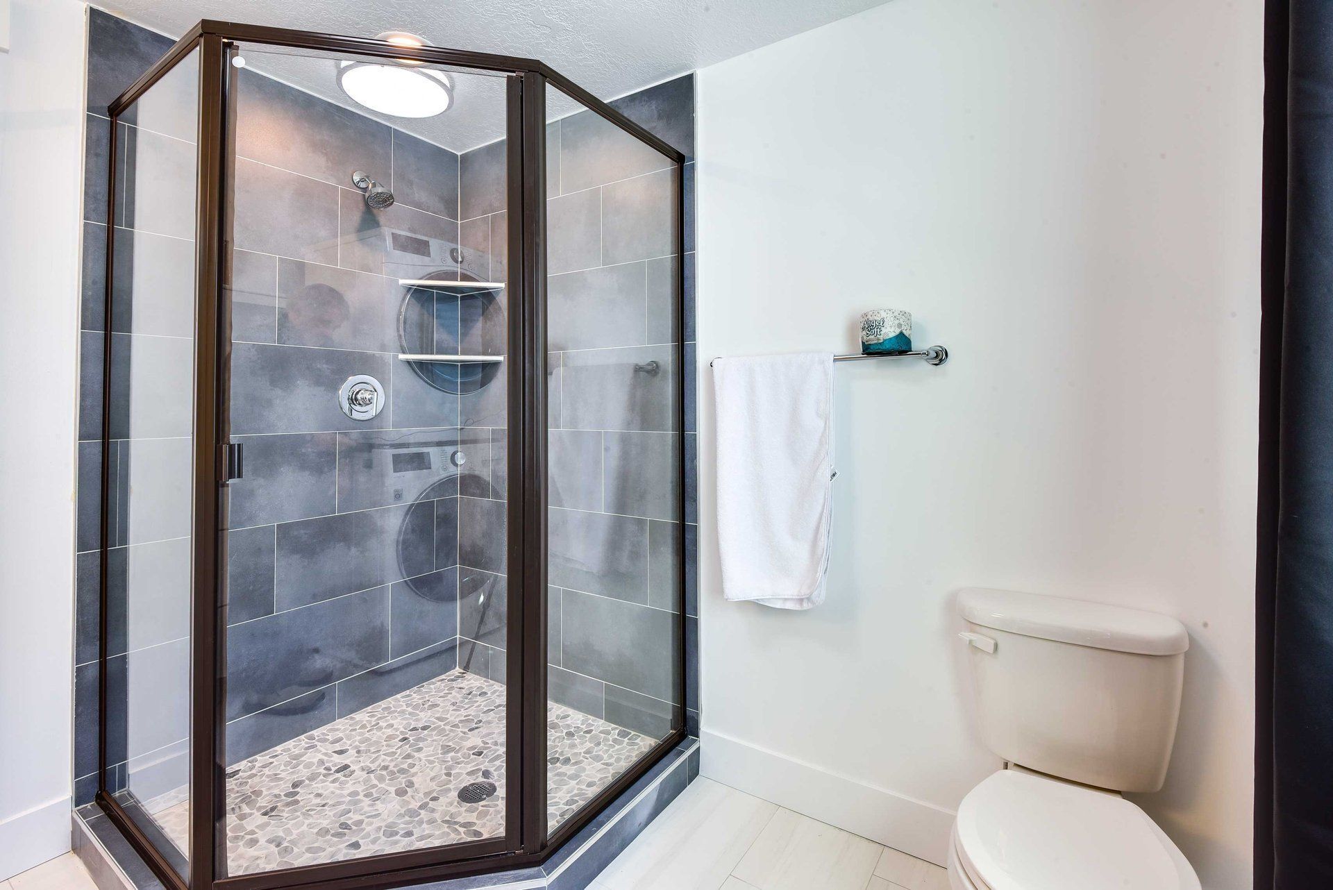 Handtücher, Seife, Shampoo, Toilettenpapier