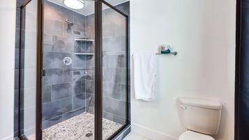 Handtücher, Seife, Shampoo, Toilettenpapier