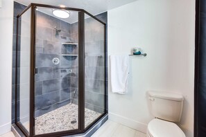 Towels, soap, shampoo, toilet paper