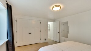 3 室のベッドルーム、旅行用ベビーベッド、WiFi、ベッドシーツ