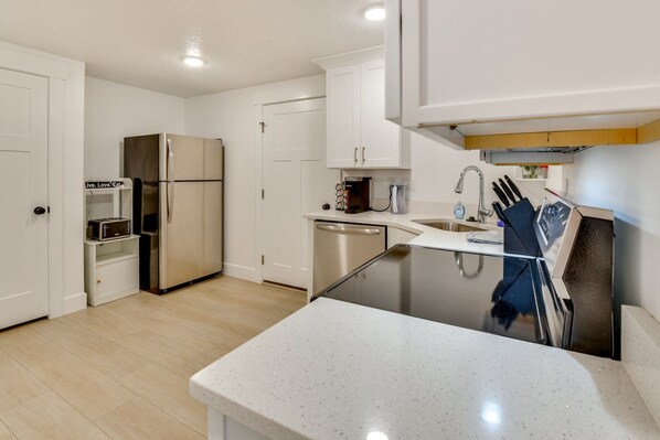 ثلاجة، ميكروويف، فرن، موقد طهي مسطح