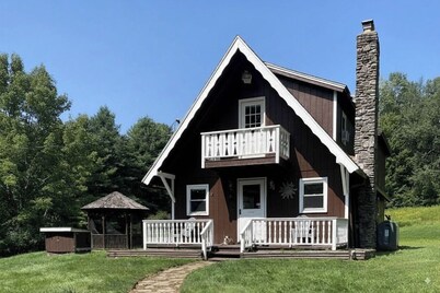 Private 5-Acre Farmhouse Retreat; Full Kitchen Fire Pit Office Pets OK BBQ WiFi