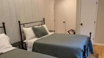 3 bedrooms, desk, free WiFi, bed sheets