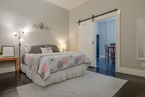 1 habitación, tabla de planchar con plancha, wifi gratis y ropa de cama 