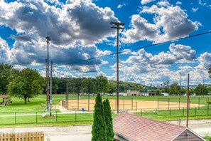 Sport court - Riverside Hideaway - Brand New Deck! (Cincinnati)