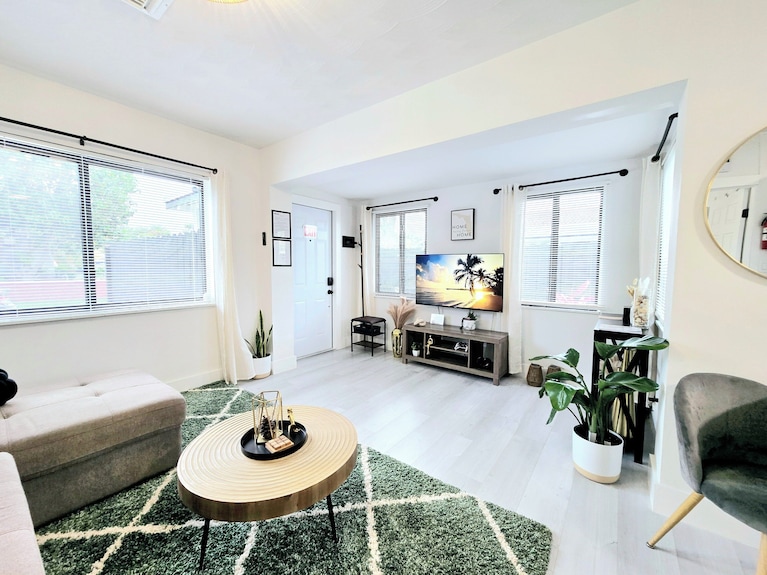 Cozy 1 Bedroom + Patio Near Beaches & Hardrock Cafe! - Hollywood, FL