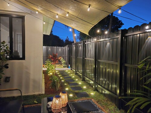 Cozy 1 Bedroom + Patio Near Beaches & HardRock Cafe!