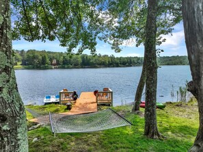 Property grounds - Lakefront Retreat: Kayaks, Paddle Boat & Hammock (Tobyhanna)