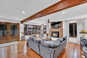 Smart TV, fireplace, offices, computer monitors - Lakefront Retreat: Kayaks, Paddle Boat & Hammock (Tobyhanna)