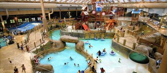 Lakeside Spring Retreat: Near Camelback & Kalahari