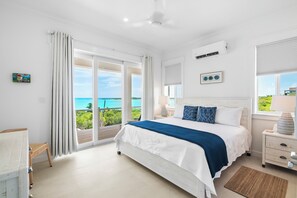 3 dormitorios, caja fuerte, escritorio y tabla de planchar con plancha