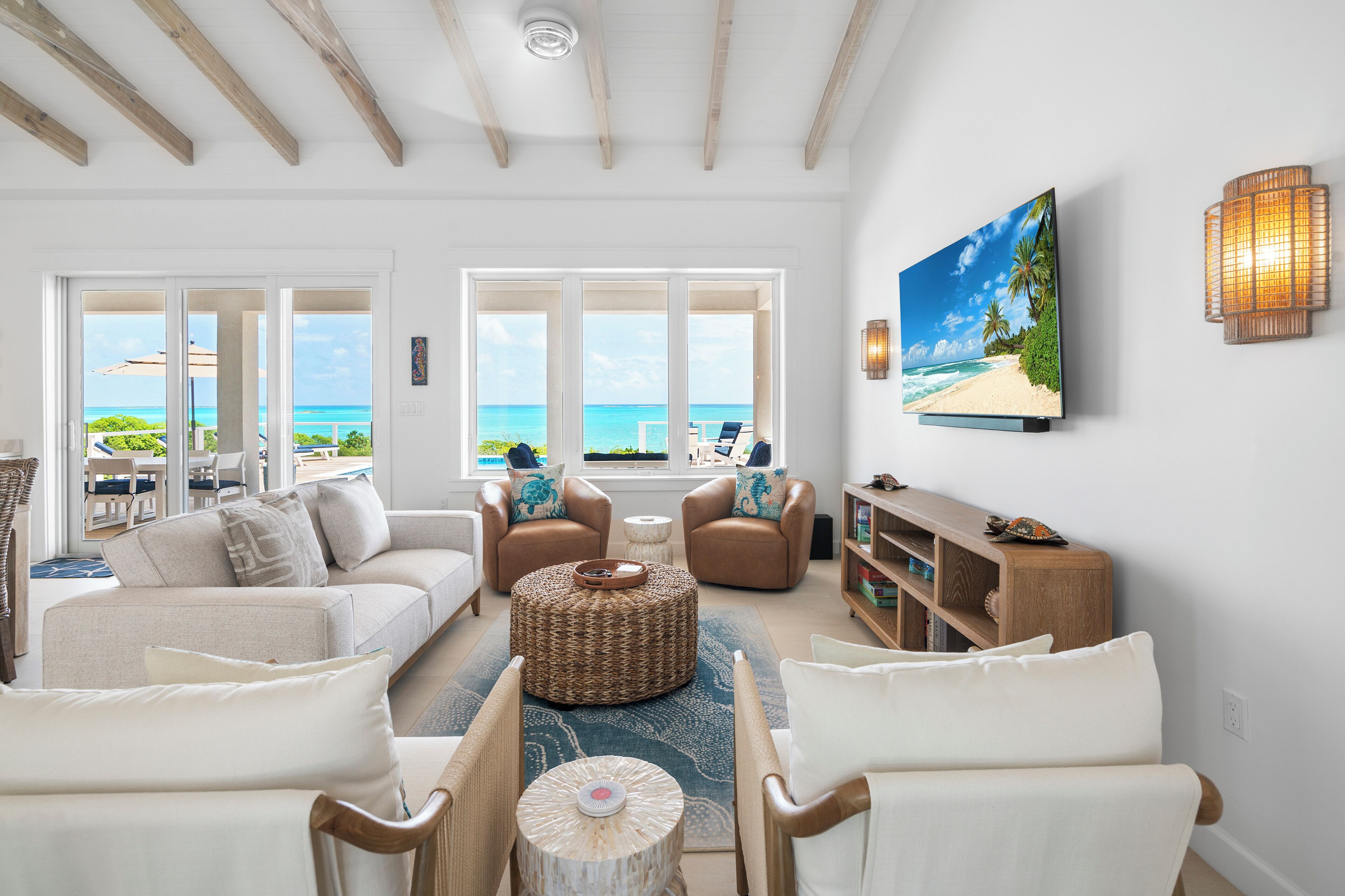 Smart-tv, böcker och en stereo