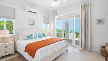 3 makuuhuonetta, tallelokero huoneessa, työpöytä, silitysrauta/-lauta