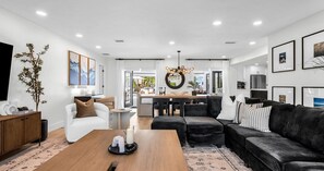 Ping pong, books - LUXE Lake Oasis I Dock, Pool & Designer Interiors (Boynton Beach)