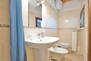 Dusche, Haartrockner, Bidet, Handtücher