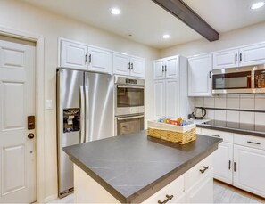 Microwave, oven, stovetop, dishwasher - Luxury 5 bedroom Villa Near Bucknell (Lewisburg)