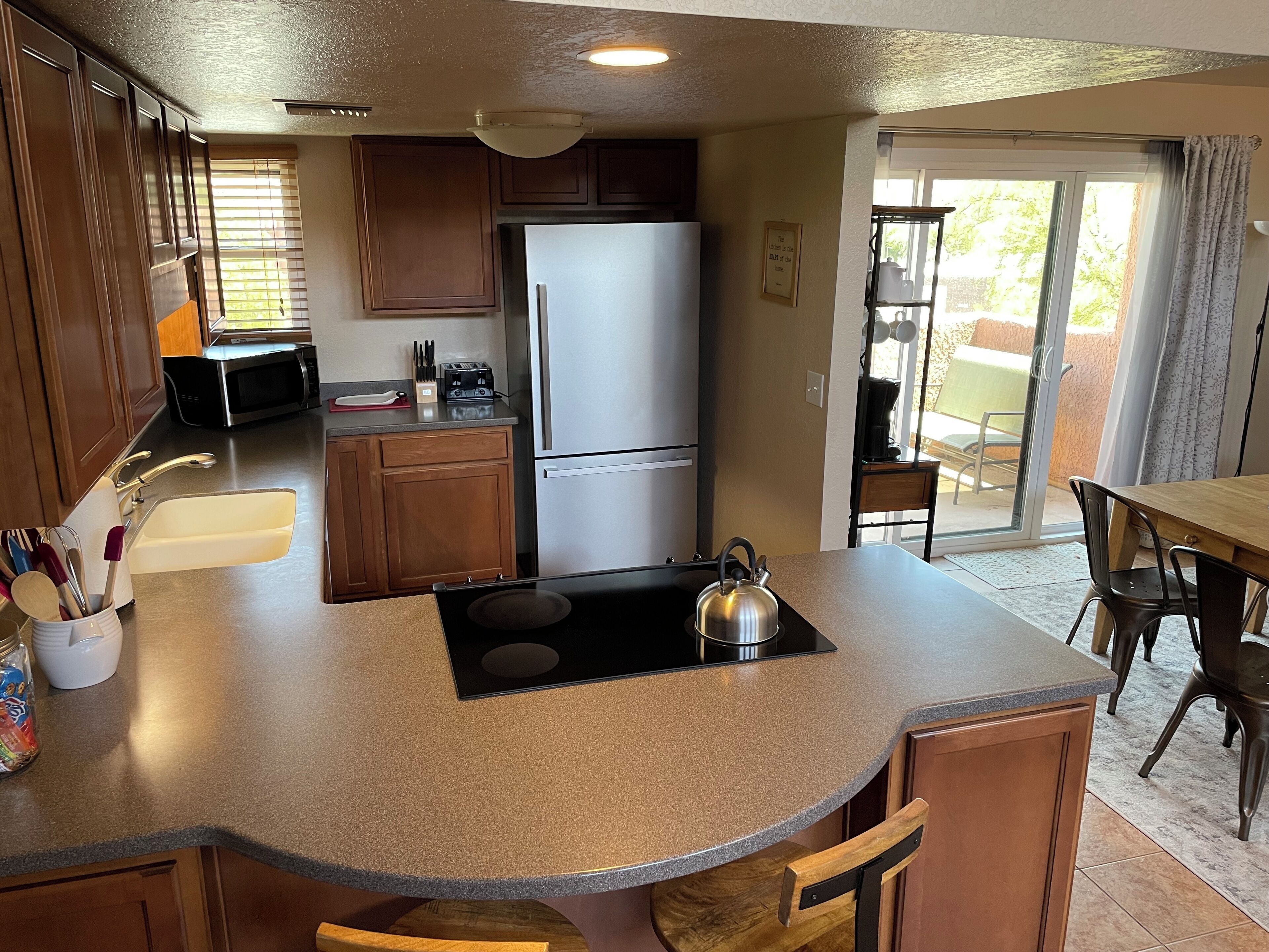 Refrigerador, microondas, horno y parrilla de estufa 