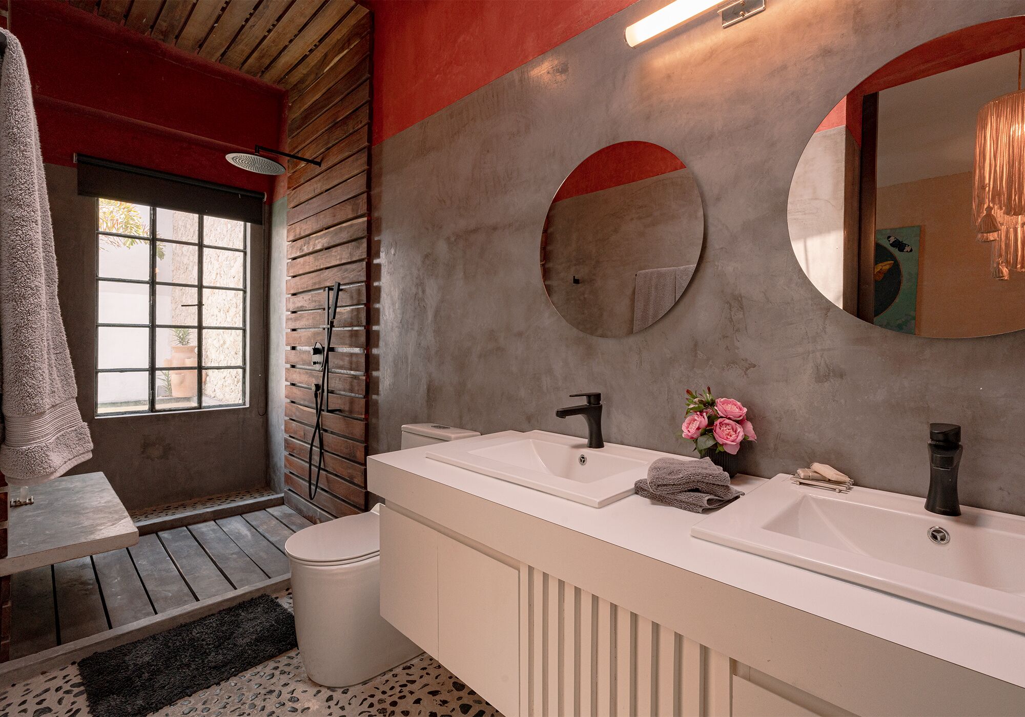 Shower, hair dryer, bidet, towels